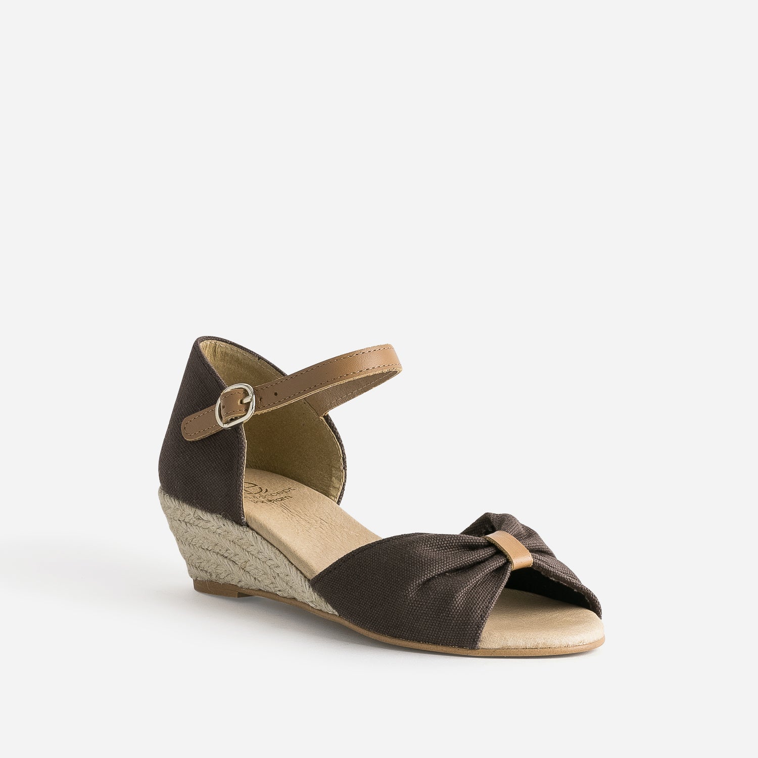 Sandale marron éco-conçue à petit talon compensé
