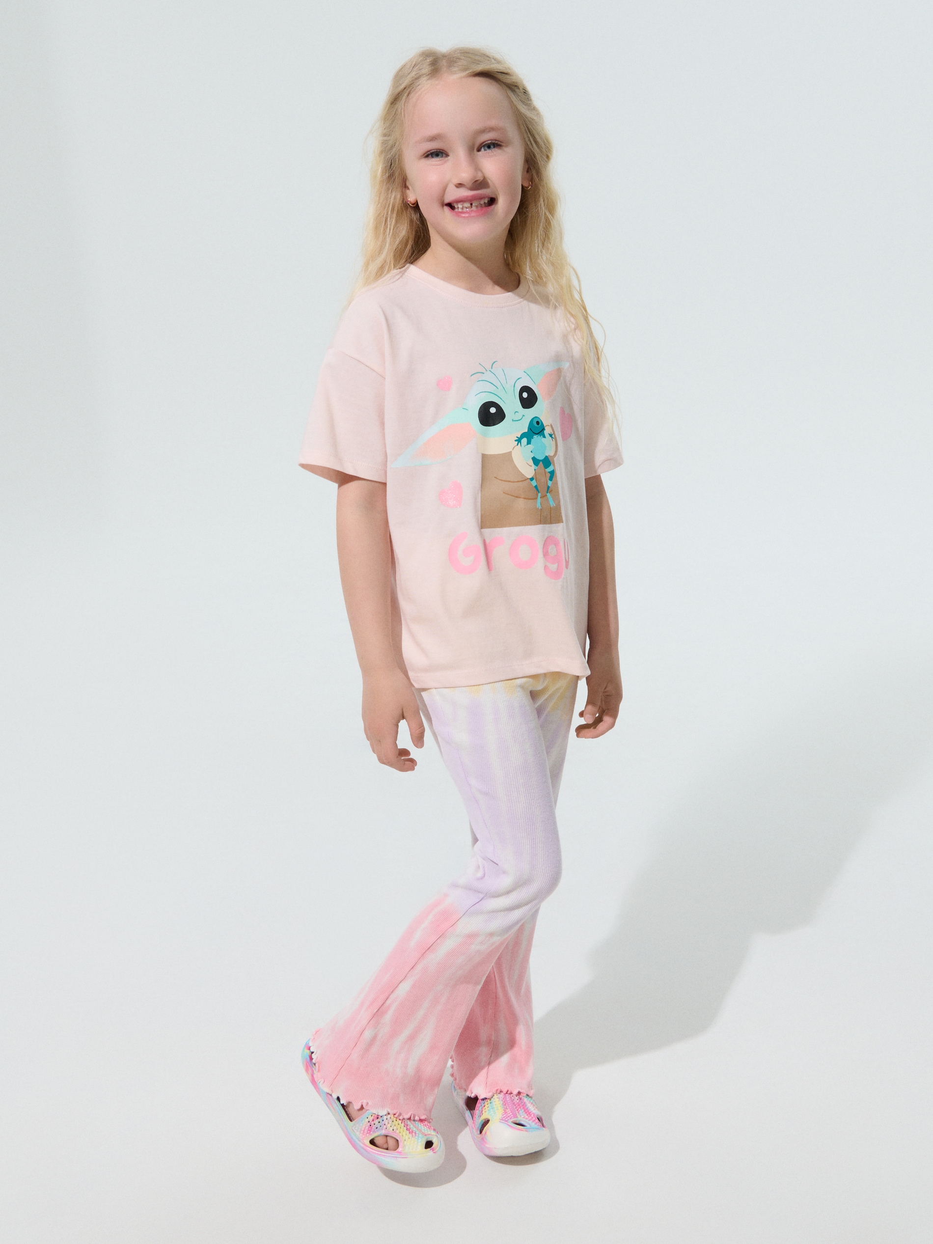 Piankowe sandały z efektem tie-dye