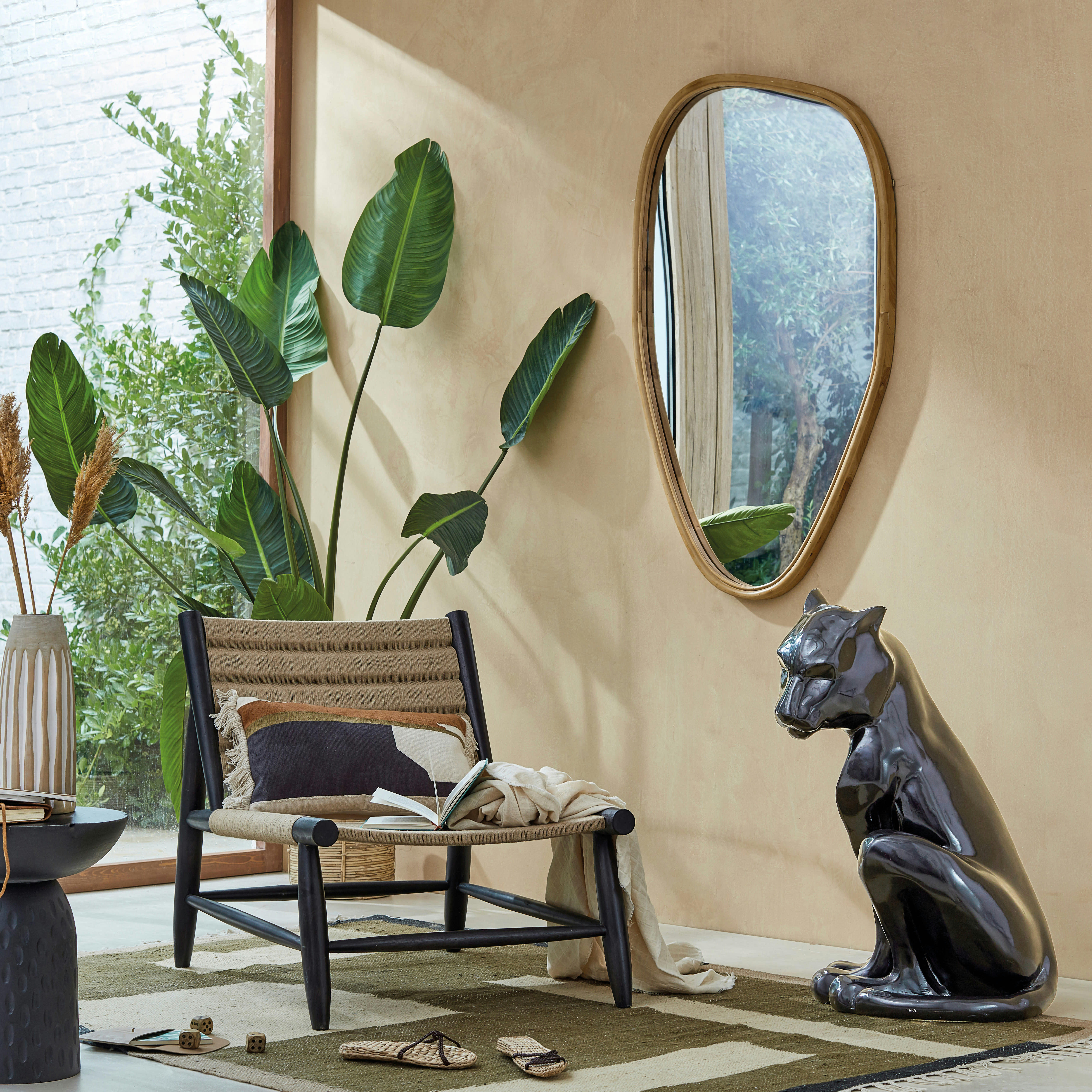 - Vase en grès beige et lignes verticales blanches H33