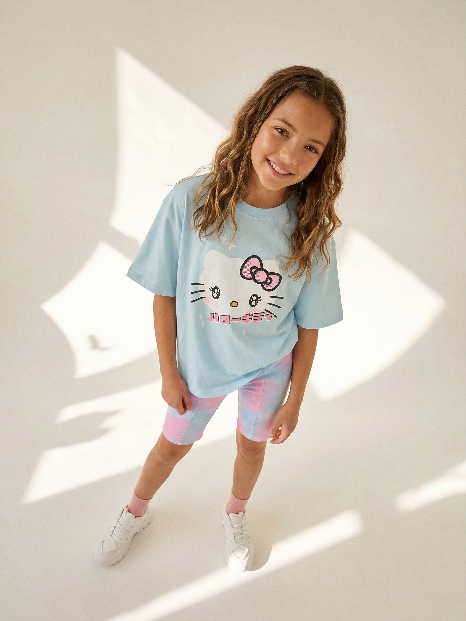 Komplet Hello Kitty: koszulka z nadrukiem i kolarki tie-dye