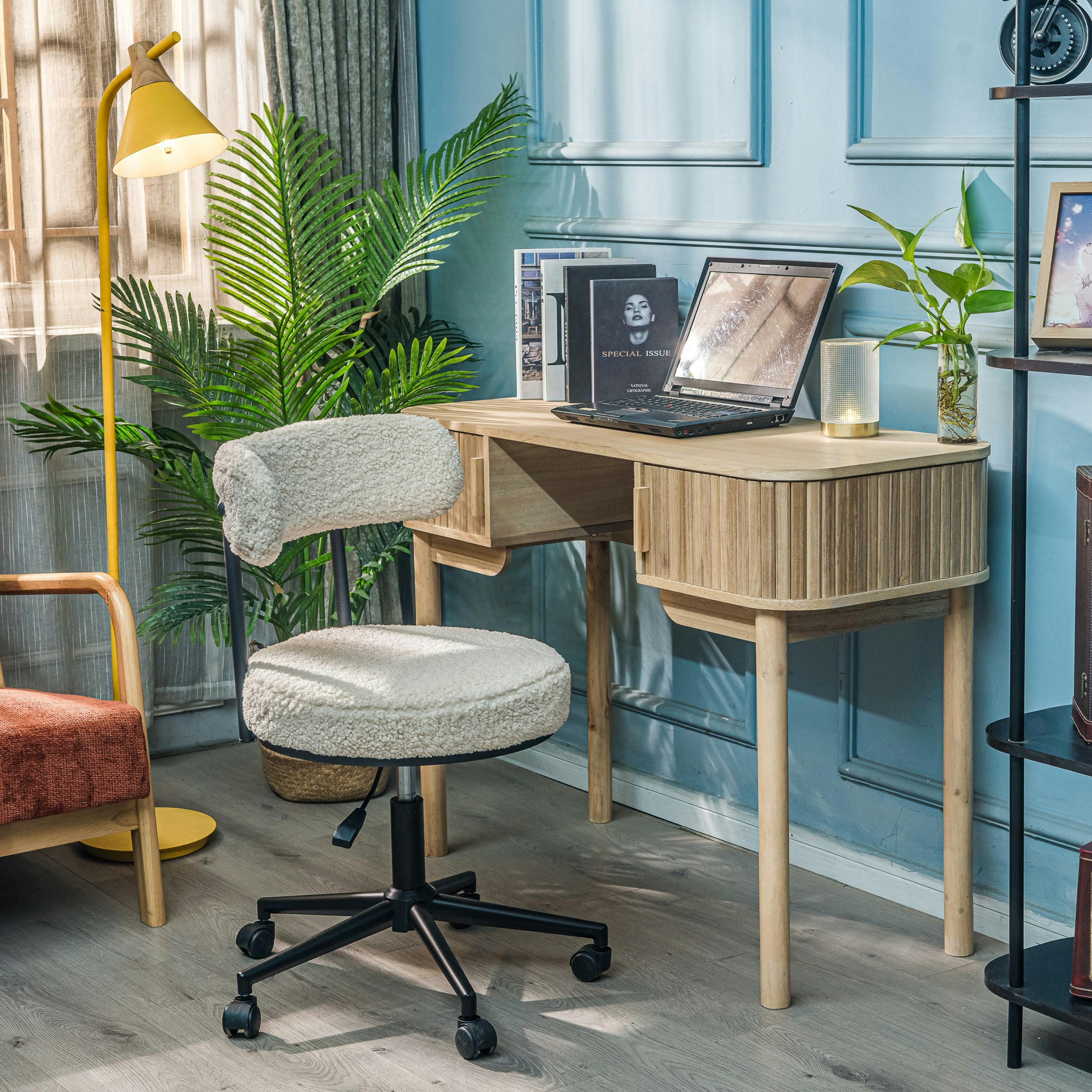 - Chaise de bureau en bouclettes blanches avec base en metal