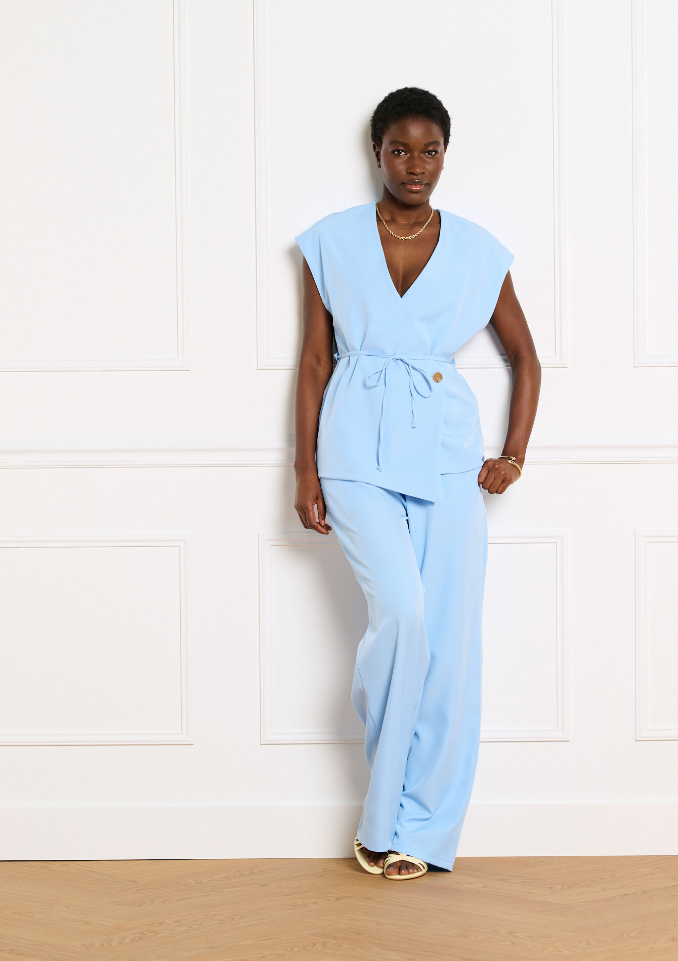 Mouwloze blazer met strikceintuur