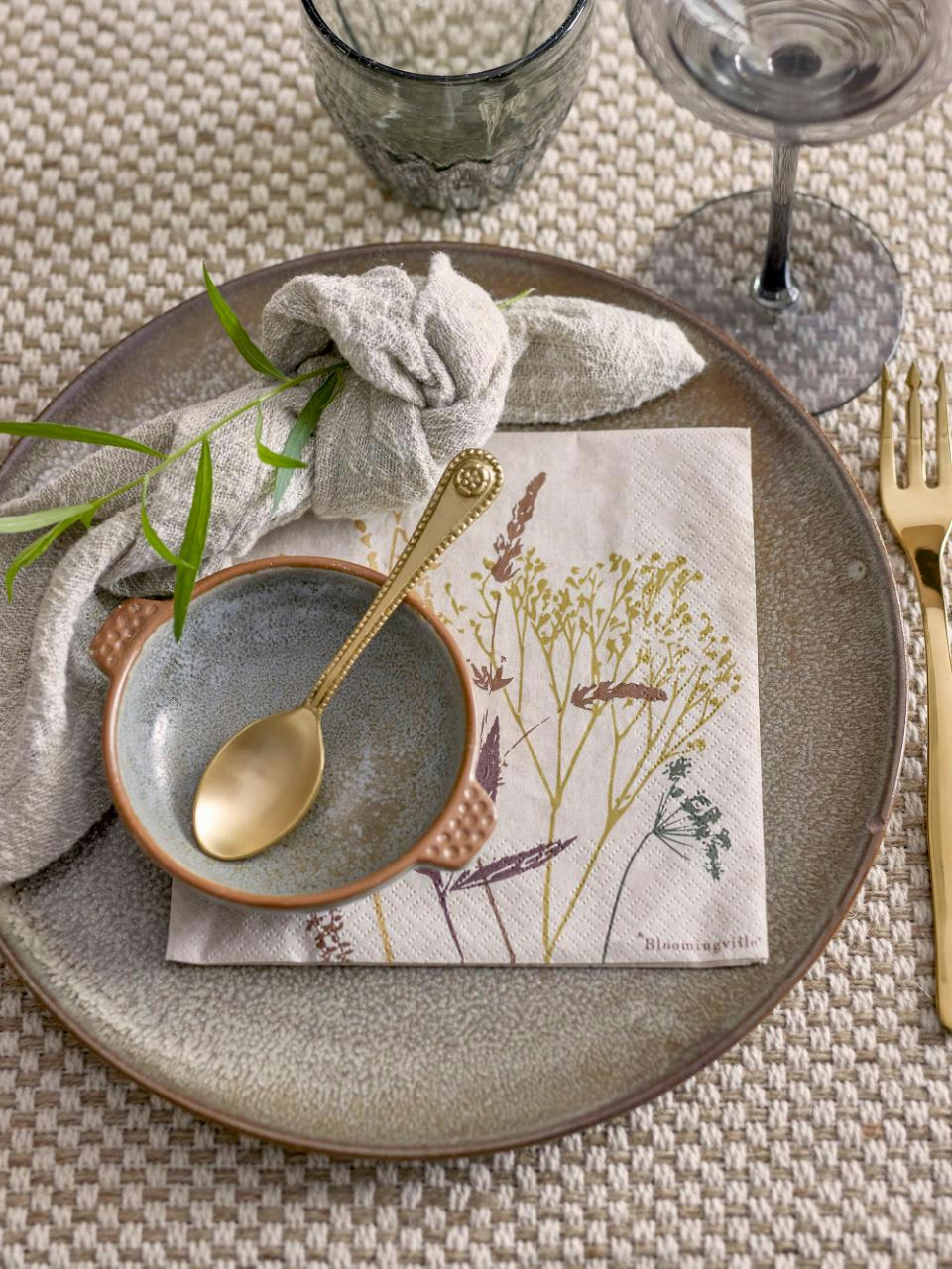 - Lot de 2, weiß serviettes en papier blanche avec fleures