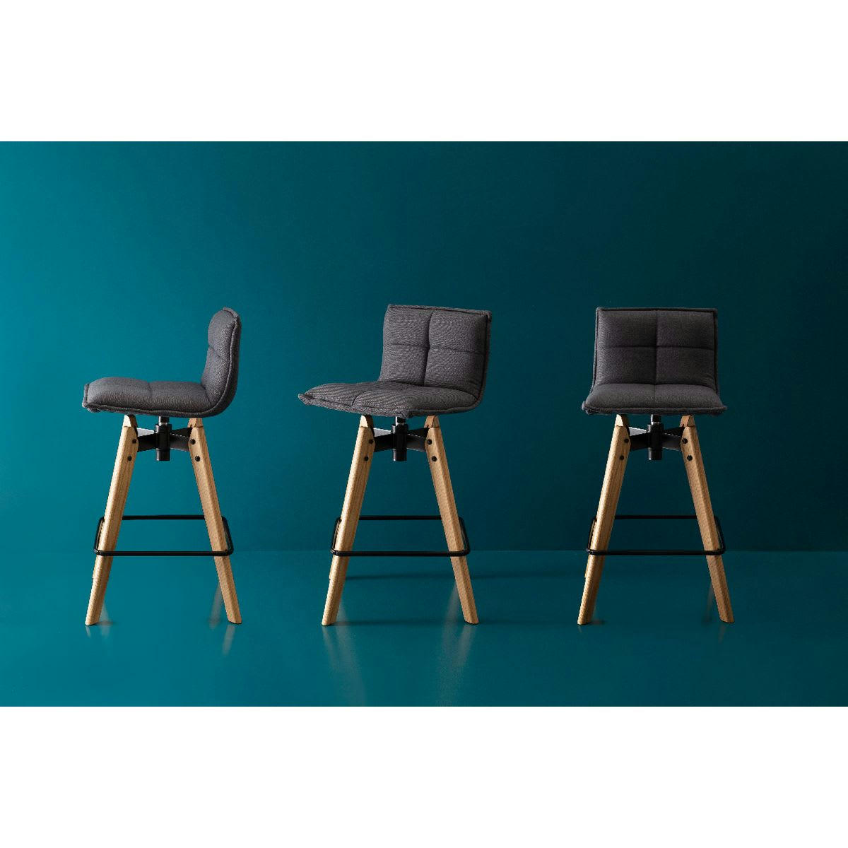 MAE - Chaise de bar design grise en tissu piétement chêne