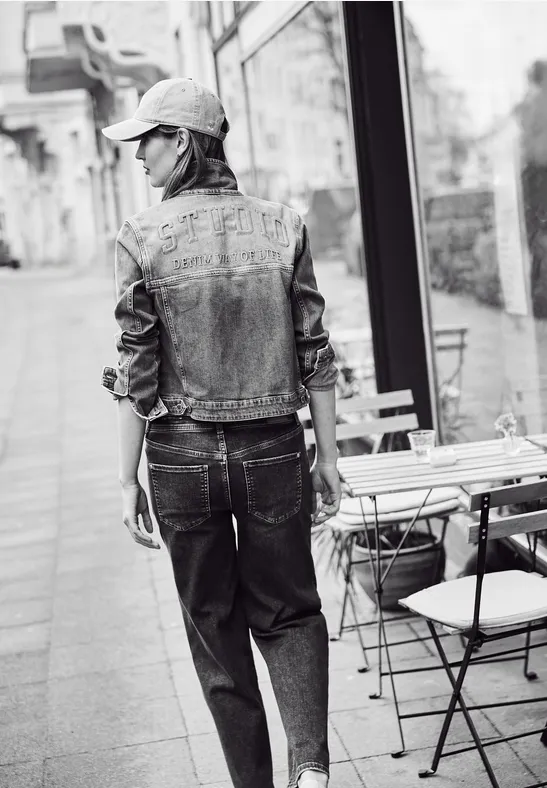 Jeansjacke mit Knöpfen und Backprint