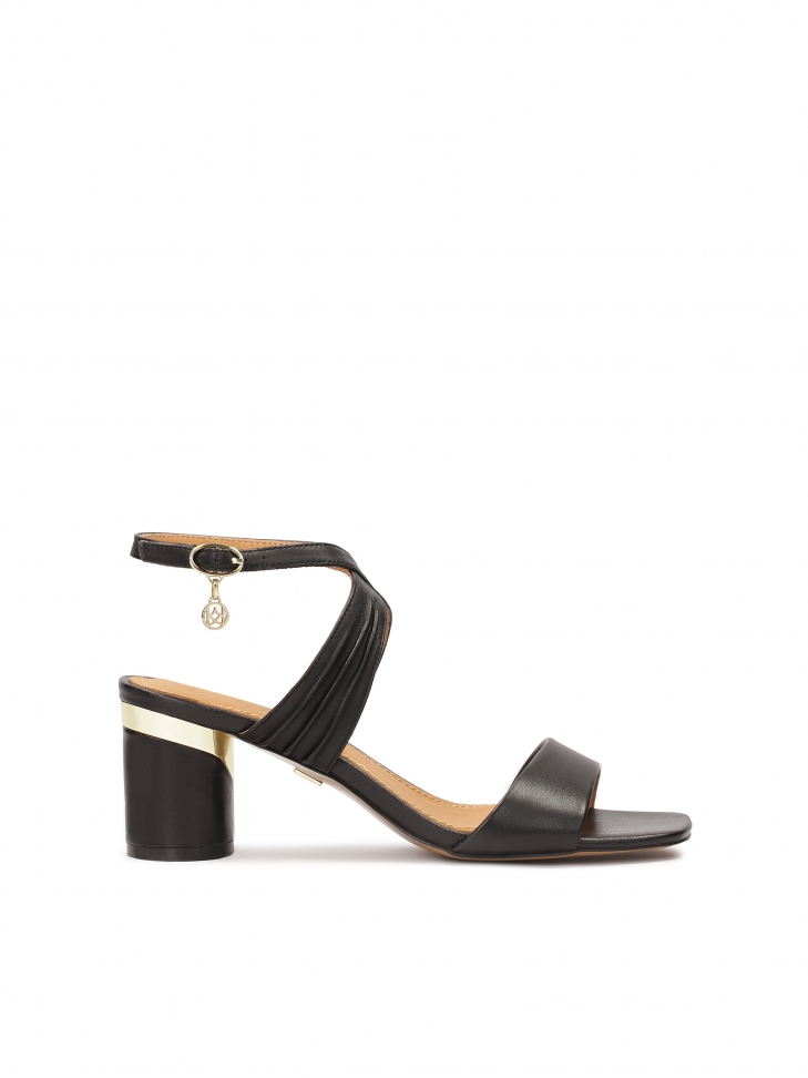 Sandals with round heel and strap around the ankle