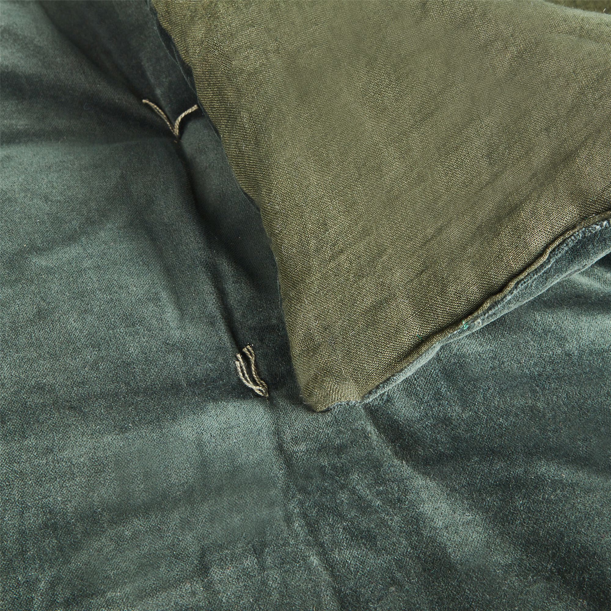 EDEN - Édredon en velours de coton 100x180cm surpiquage pompons - vert cèdre