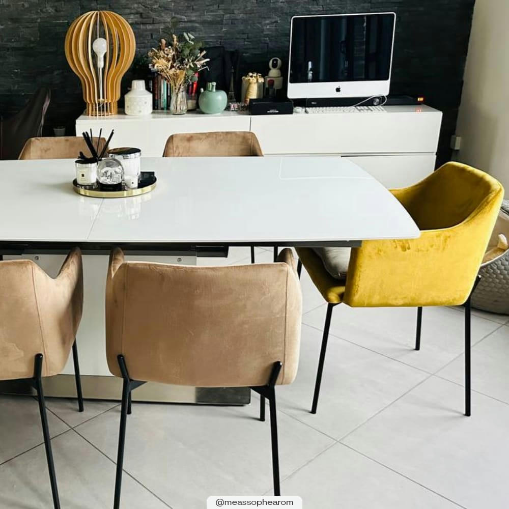 GLAM - Fauteuil beige en velours et pieds en métal noir