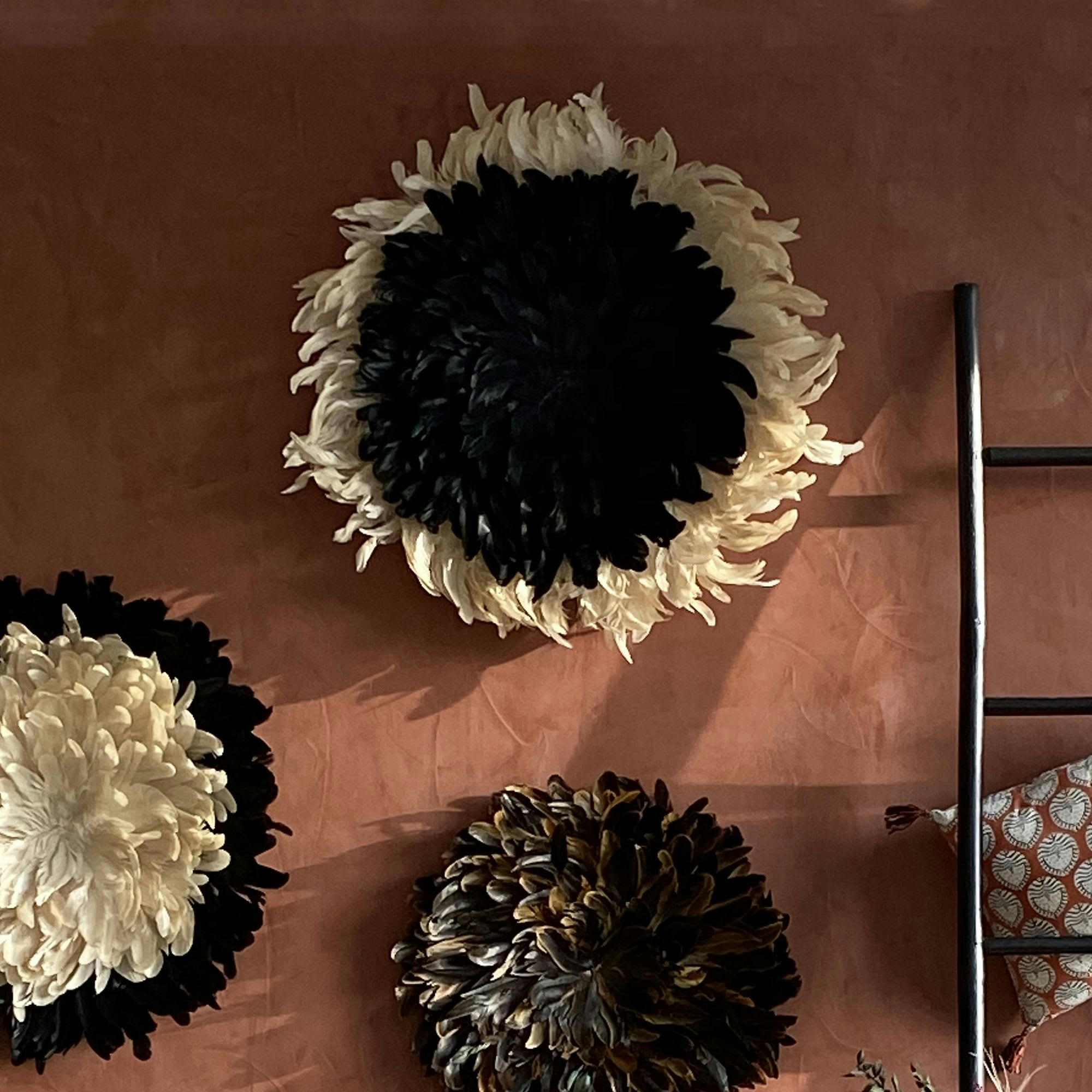 PLUMET - Décoration murale noire et blanche en plumes de coq Ø60cm