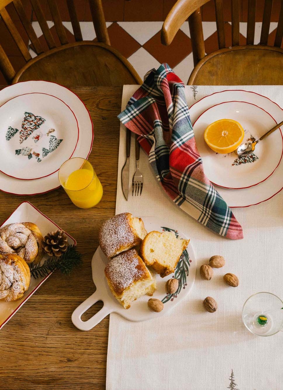 PLANCHE à DÉCOUPER RONDE EN GRÈS FESTIVE BLANC