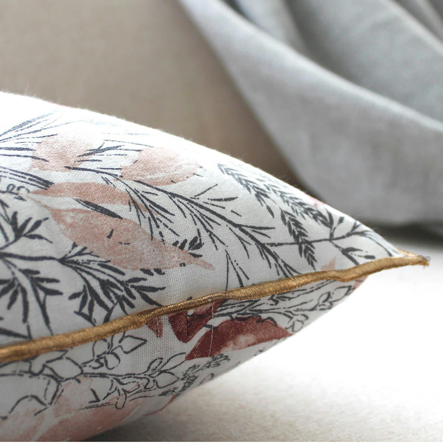 - Coussin fleuri au bourdon doré polyester/coton multicolore 40x40 cm