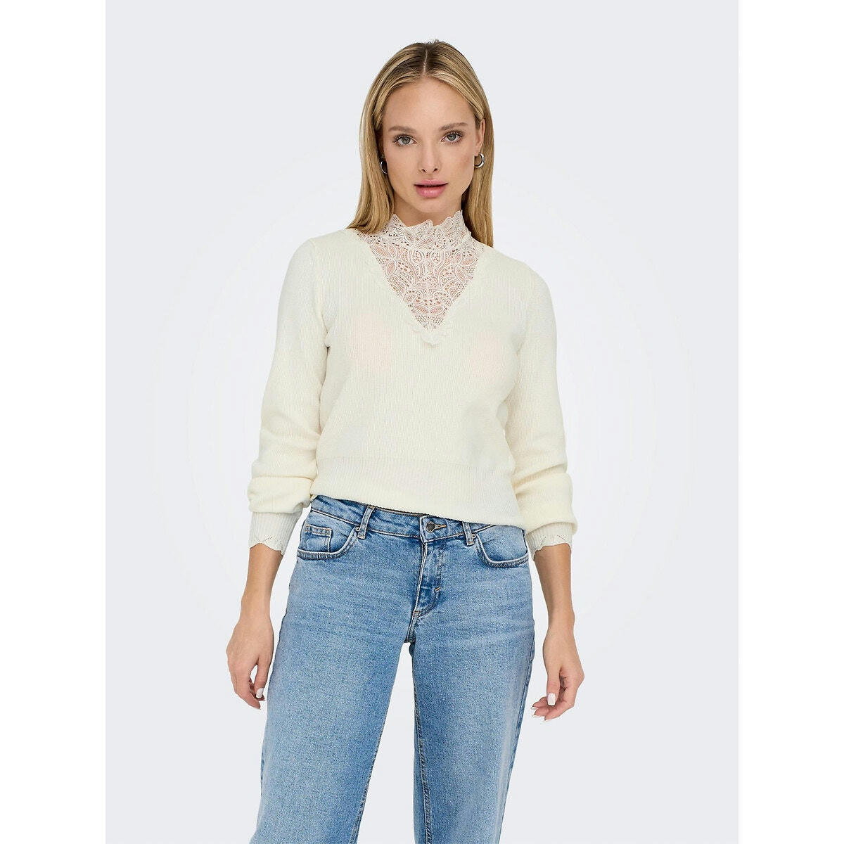Pull col montant et décolleté en dentelle