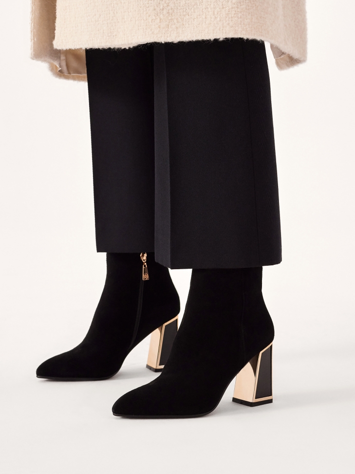 Suede boots with shiny heel