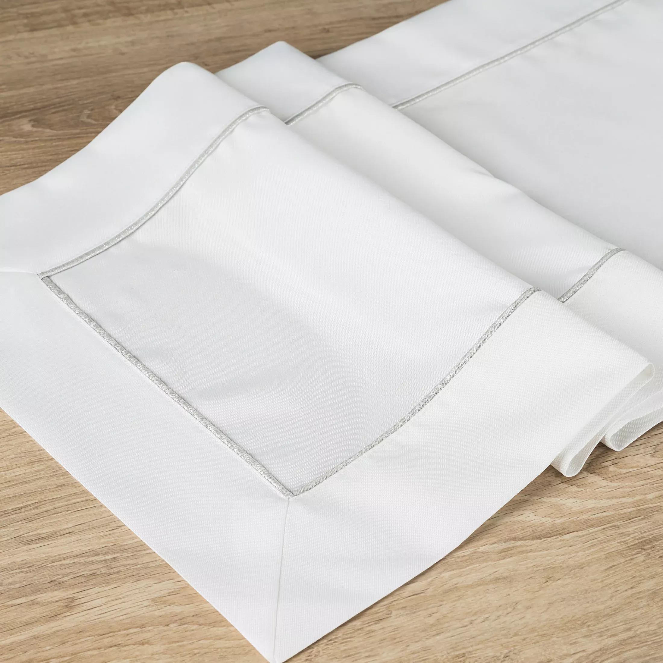 Bieżnik na stół biały 40x180 cm KARIN zdobiony listwą oraz delikatną srebrną wypustką w eleganckim opakowaniu