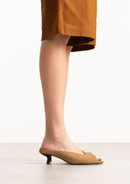 Taupe suède muiltjes met hak