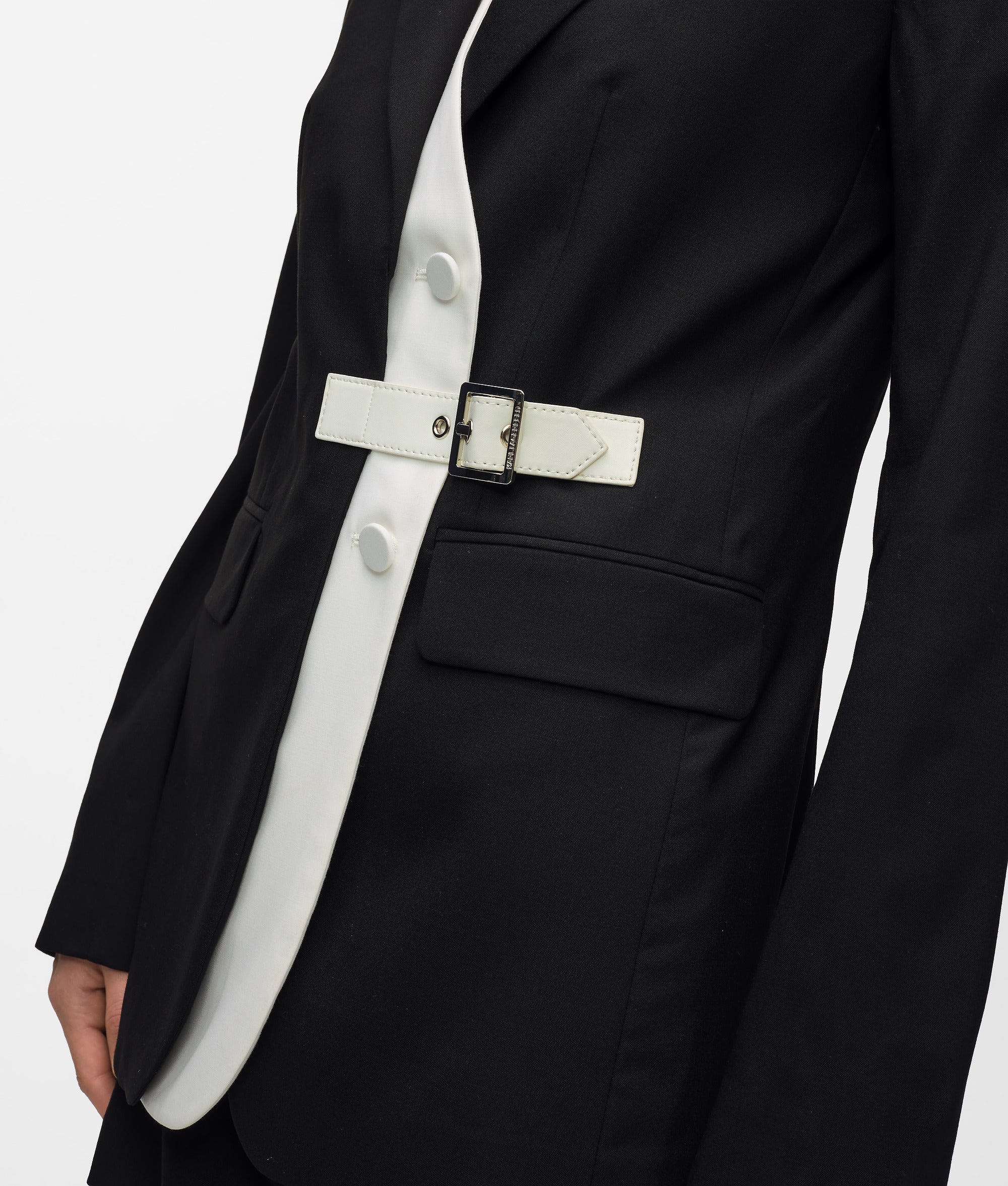 Blazer à revers contrastés avec ceinture