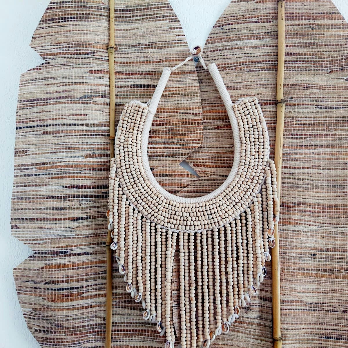 - Décoration murale en perles de bois, beige L25 x H45 cm