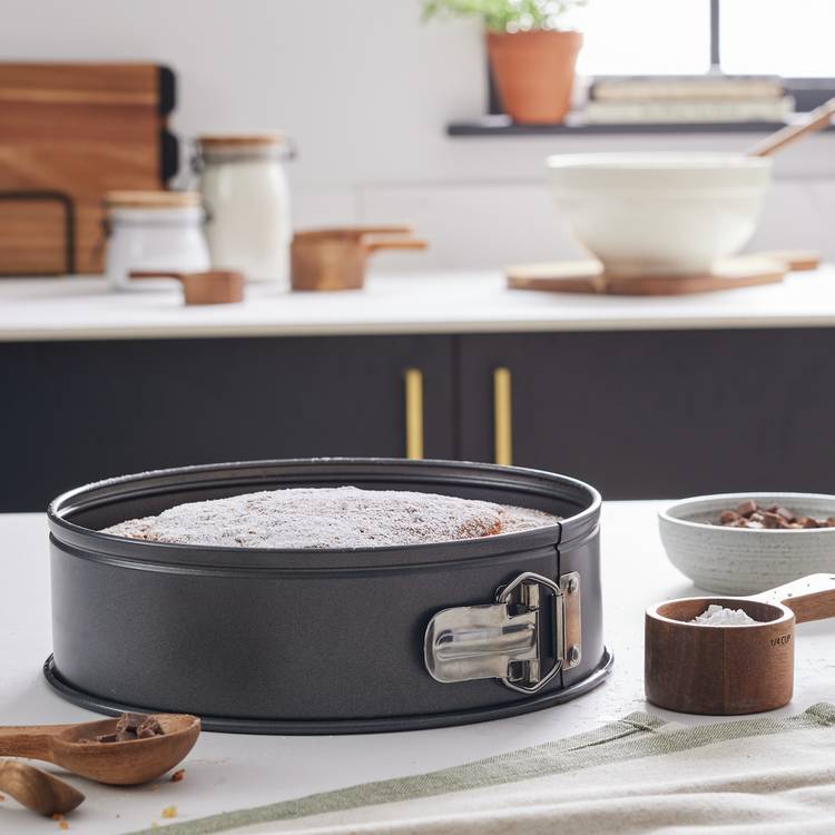 Habitat 23cm Non Stick Round Spring Form Cake Tin