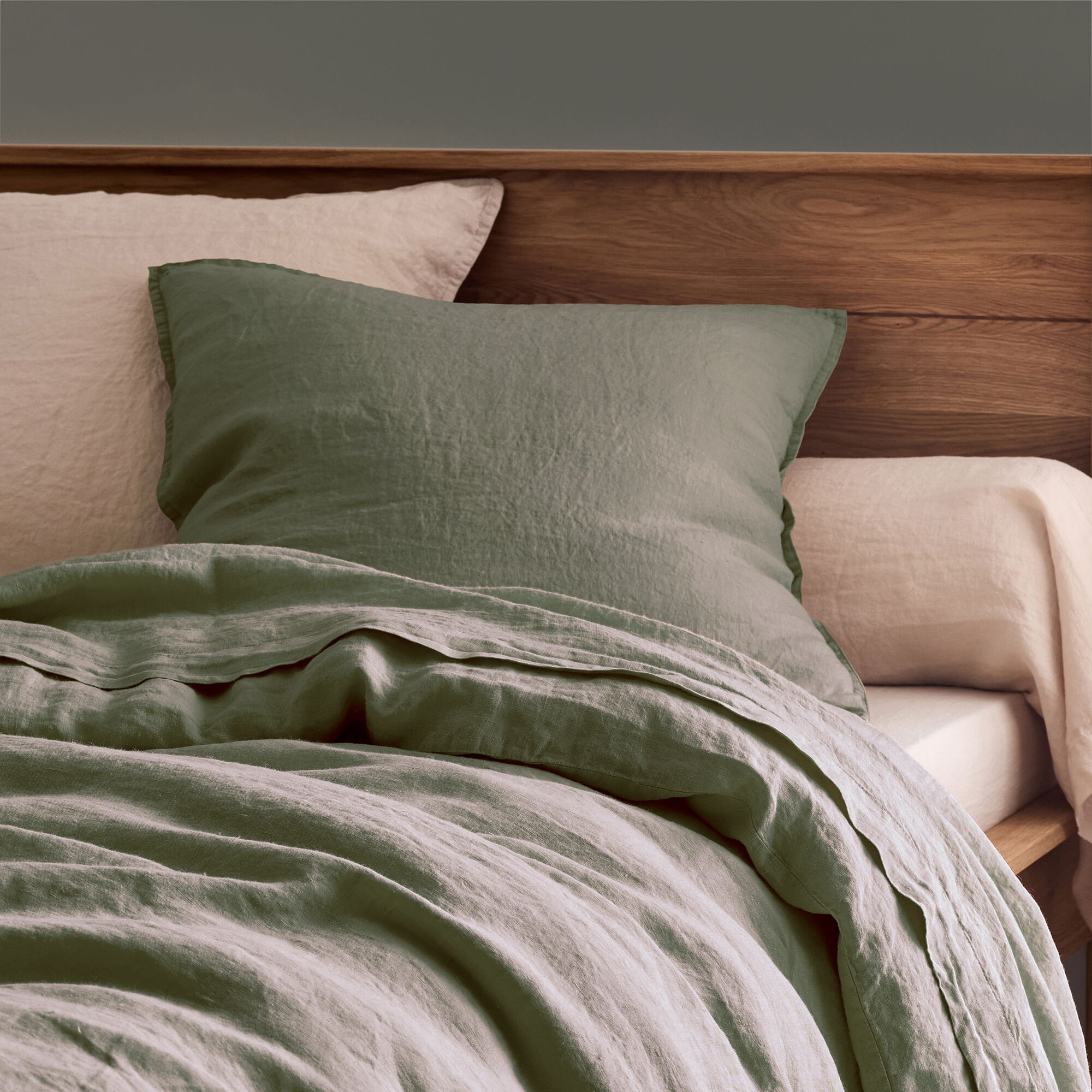 VENCE - Lot de 2 taies d'oreiller en lin lavé - vert cèdre 65x65cm