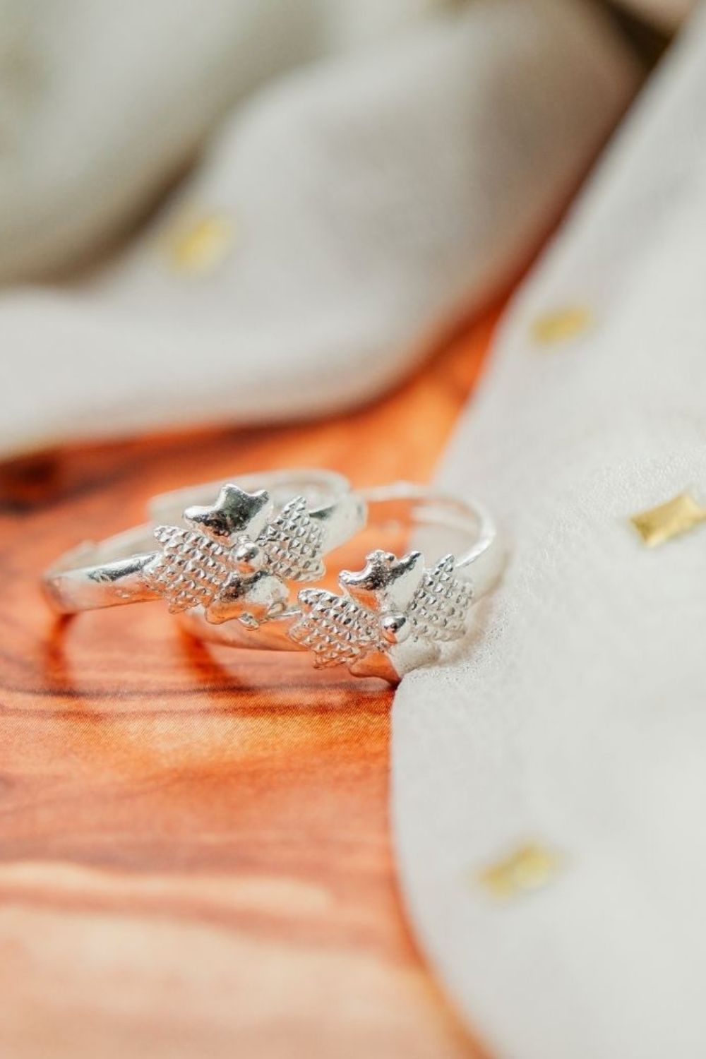 The Colourful Aura 925 Silver Floral Bow Adjustable Silver Midi Band Toe Ring Set