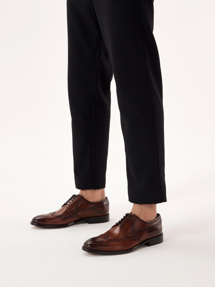 Classic brown brogues with a rosette decoration