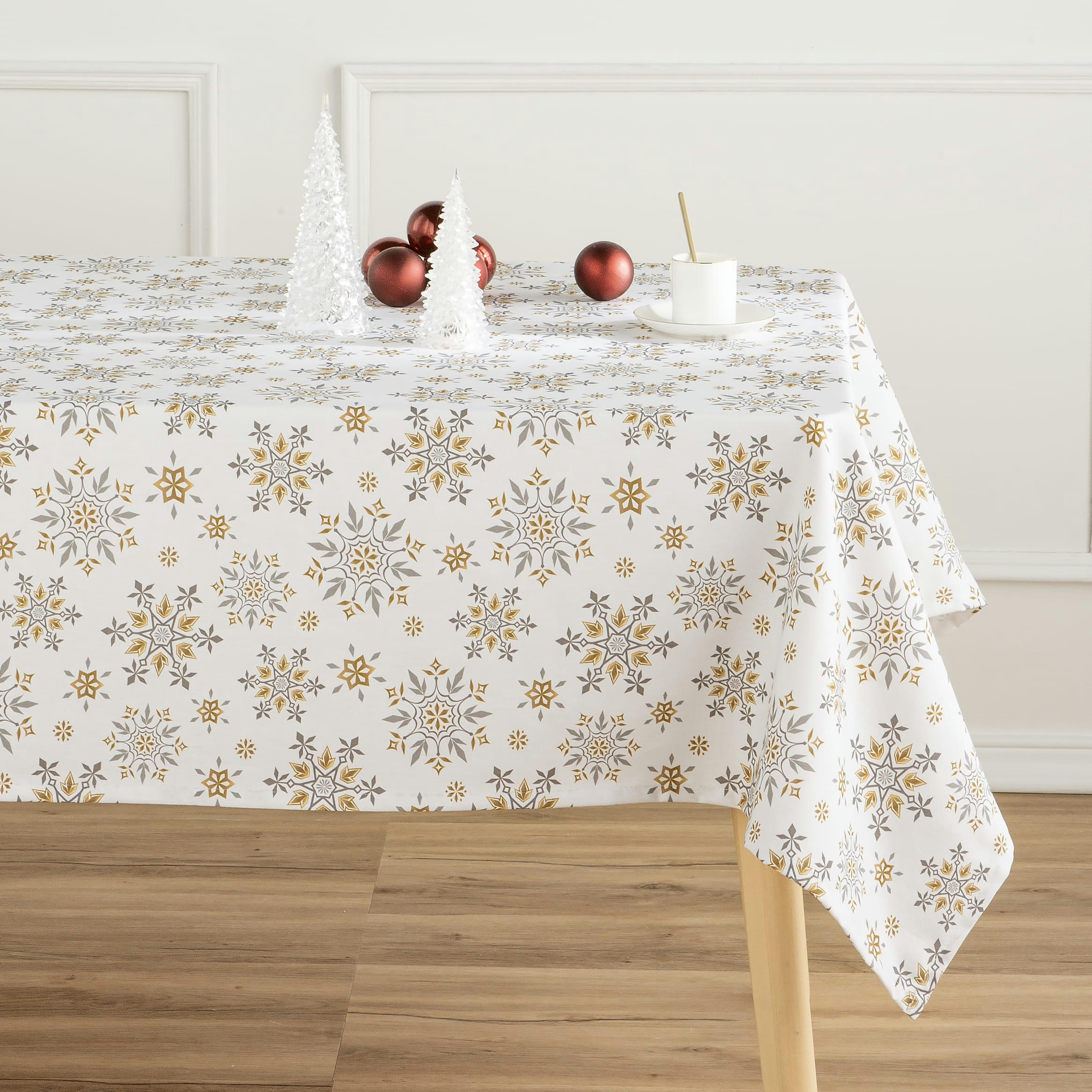 COLLECTION DE NOËL IMPRIMÉE - Nappe en coton antitâche dessin de nöel multicolore 140x140 cm
