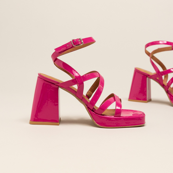 Sandales à brides croiséesen vernis fushia | DIVINE