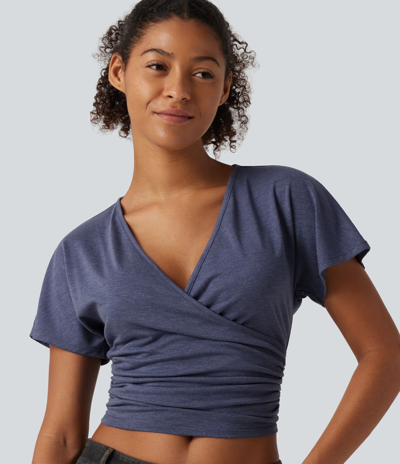 T-shirt à col V, manches courtes à volants et fronces