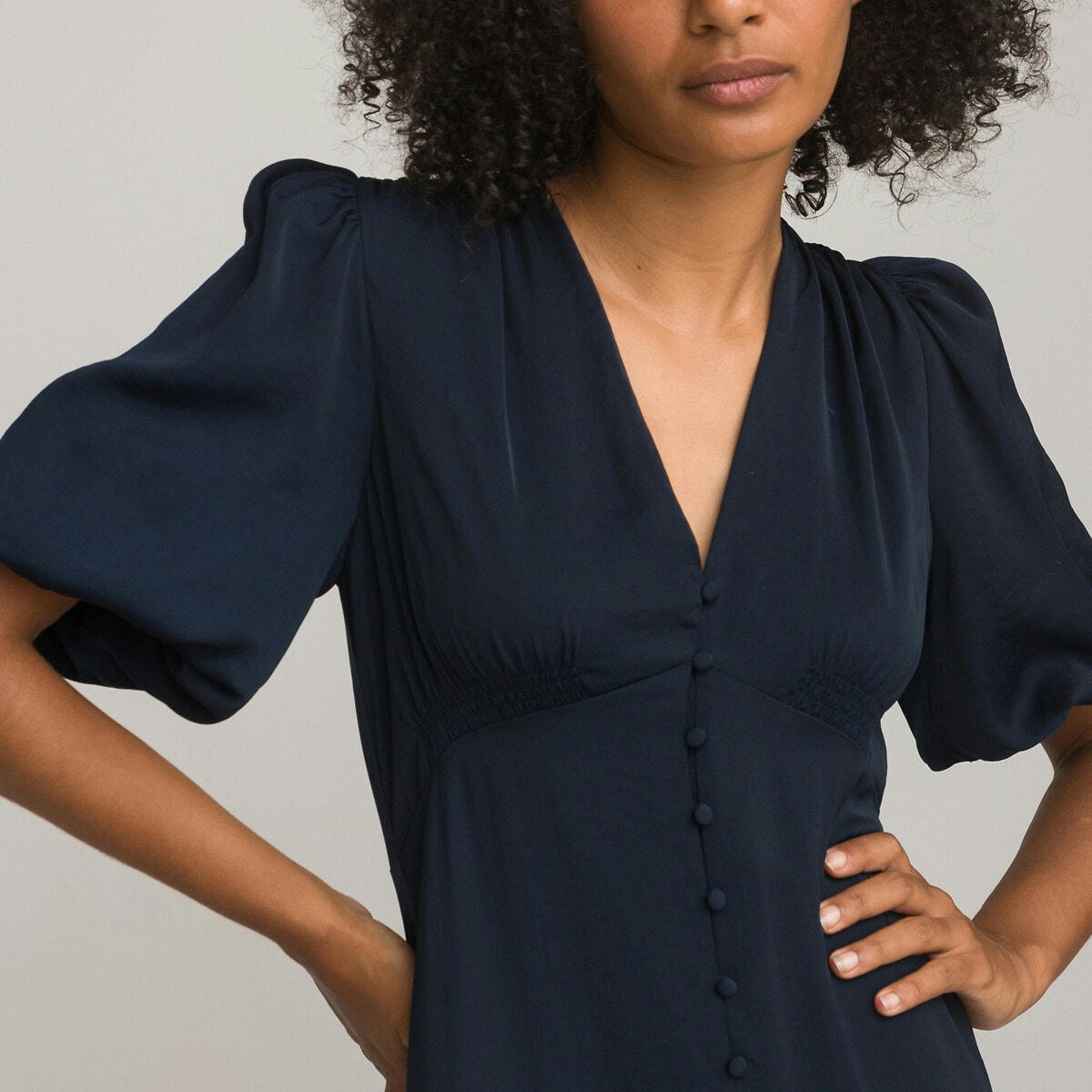 Robe longue, encolure v, manches courtes ballon