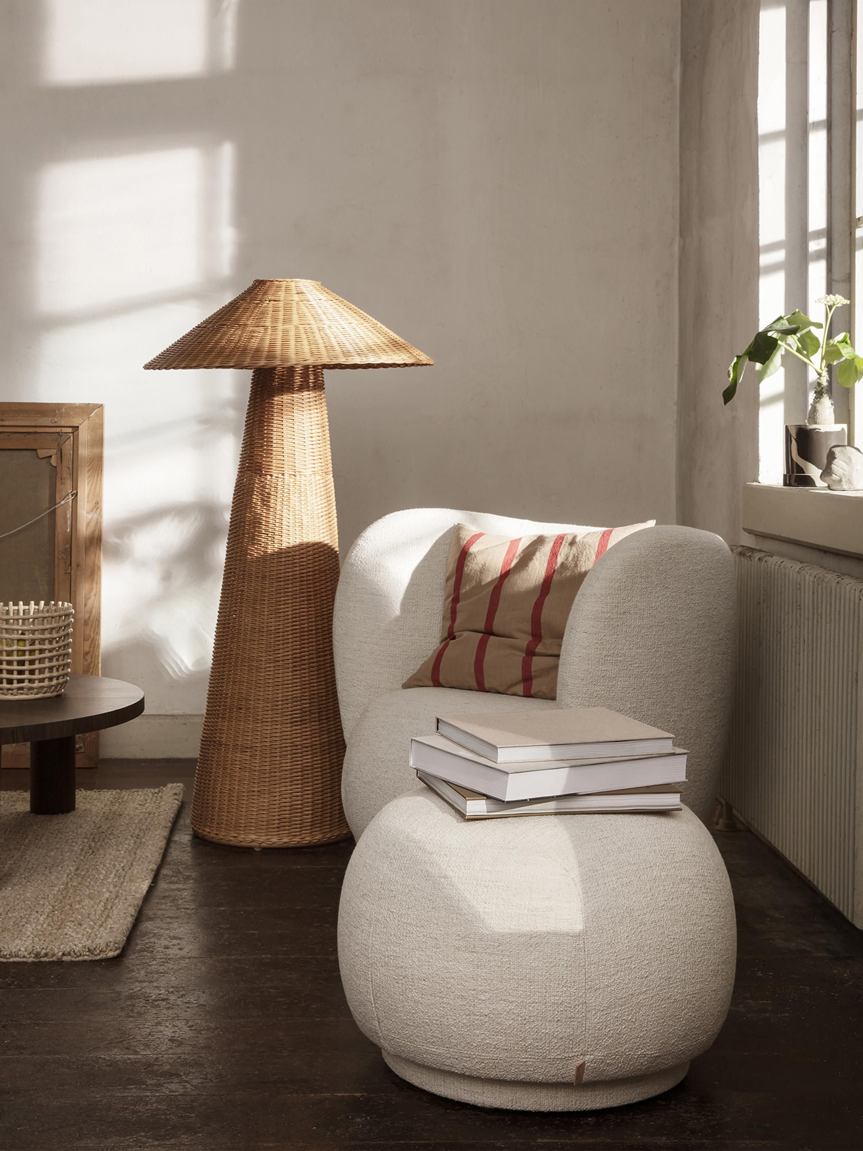 Kleine Stehlampe Dou aus Rattan, handgefertigt