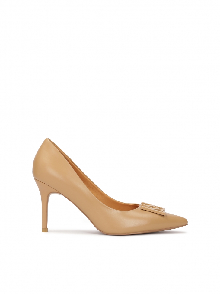 Classic beige pumps with pointed nose