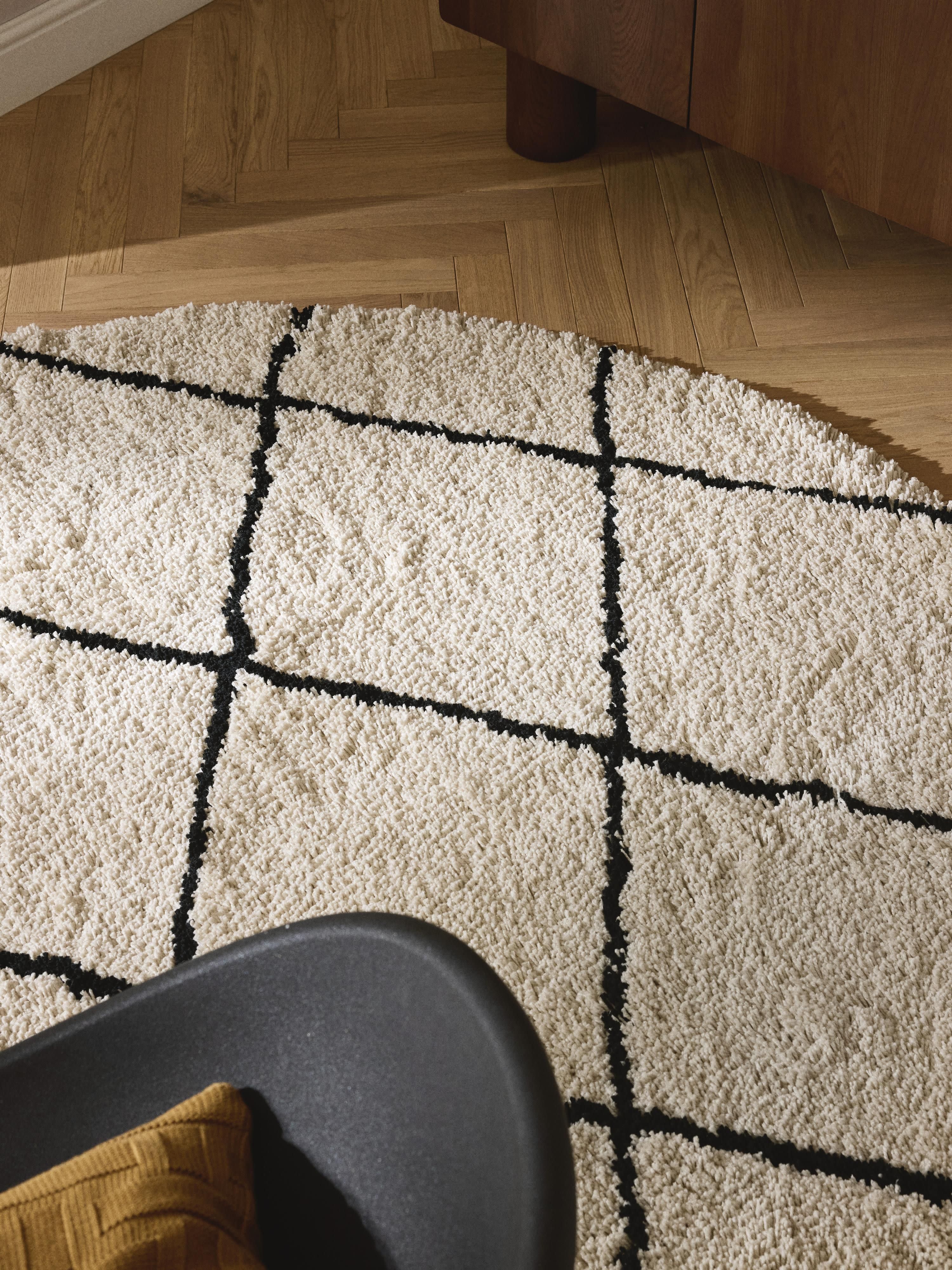 Runder flauschiger Hochflor-Teppich Naima, handgetuftet