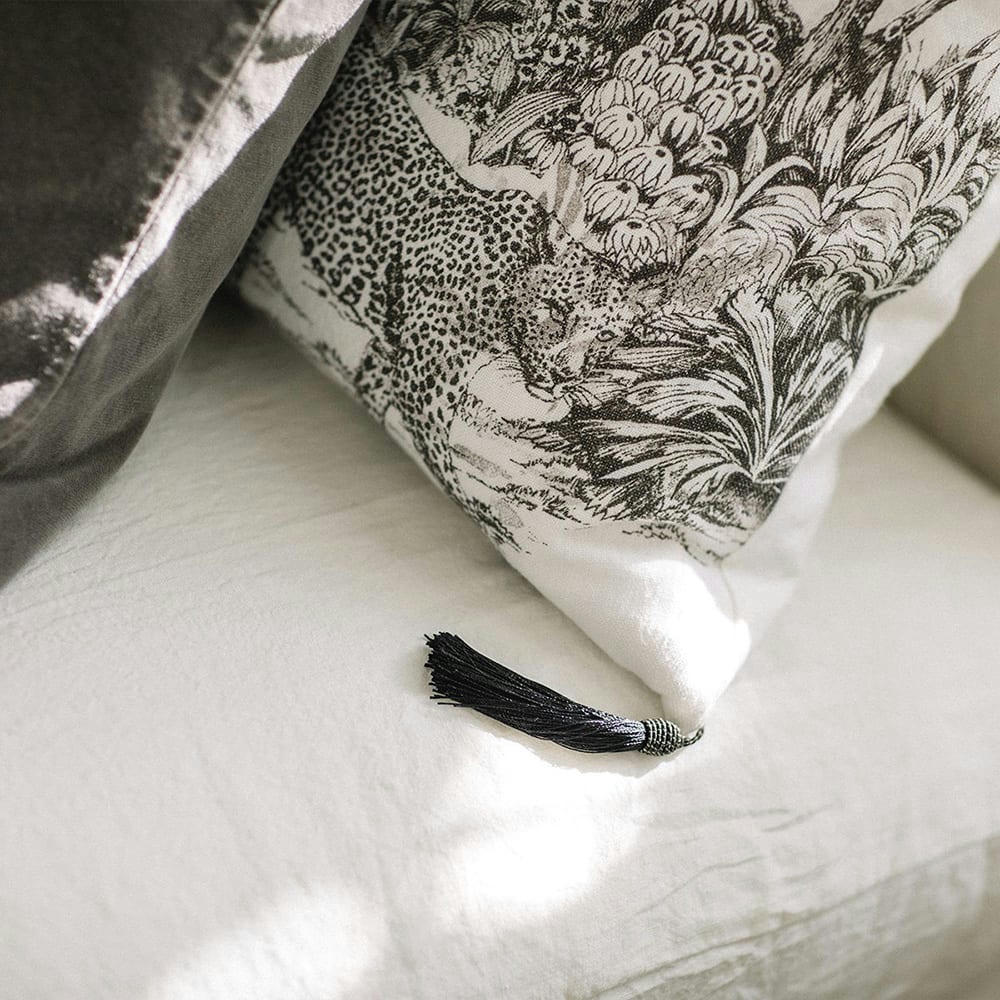 ORIENT EXPRESS - Coussin en lin pur lavé Toile de Jouy Léopard Blanc noir  50x70