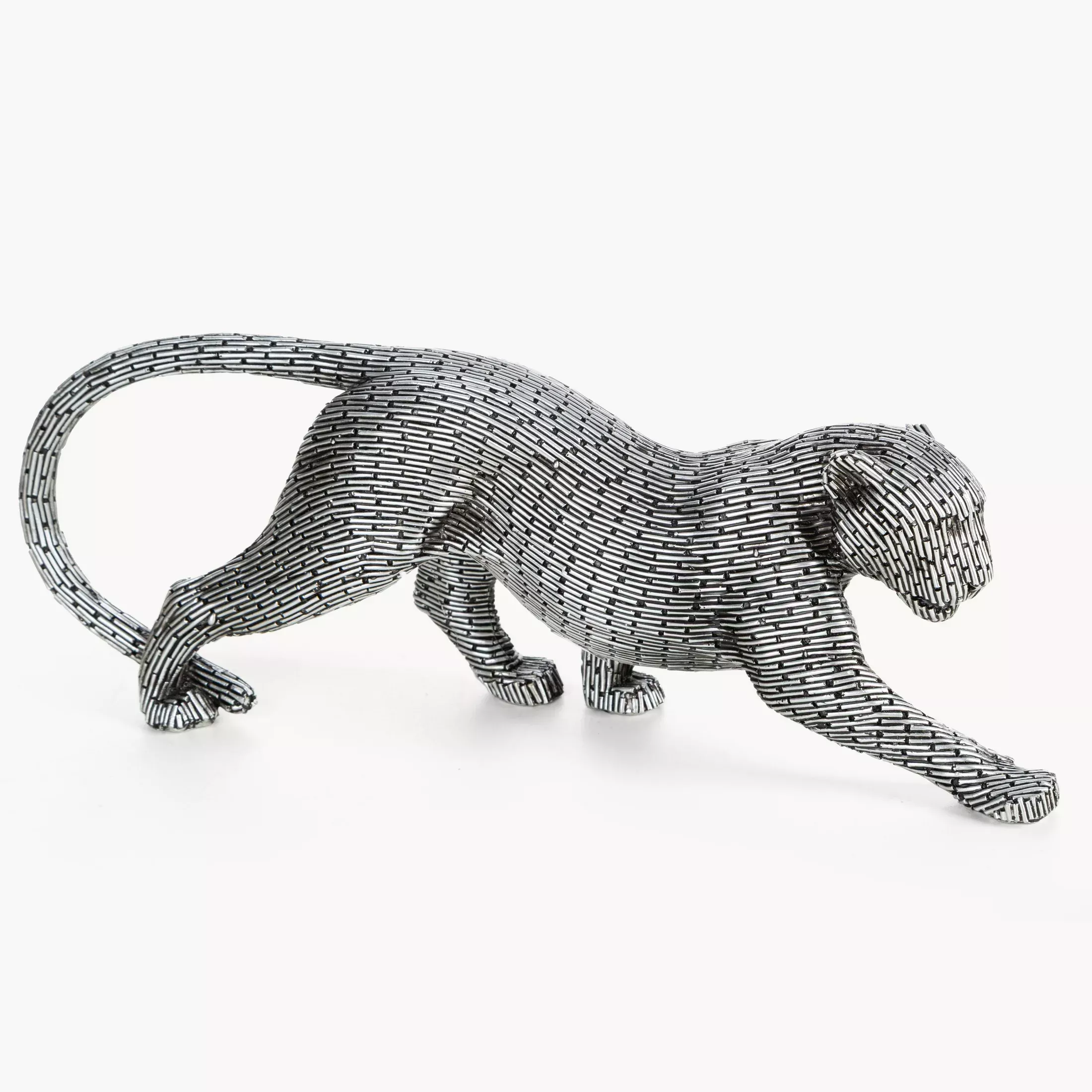 Figurka srebrna w kształcie geparda z metaliczną geometryczną strukturą 34x8x12 cm ZURI