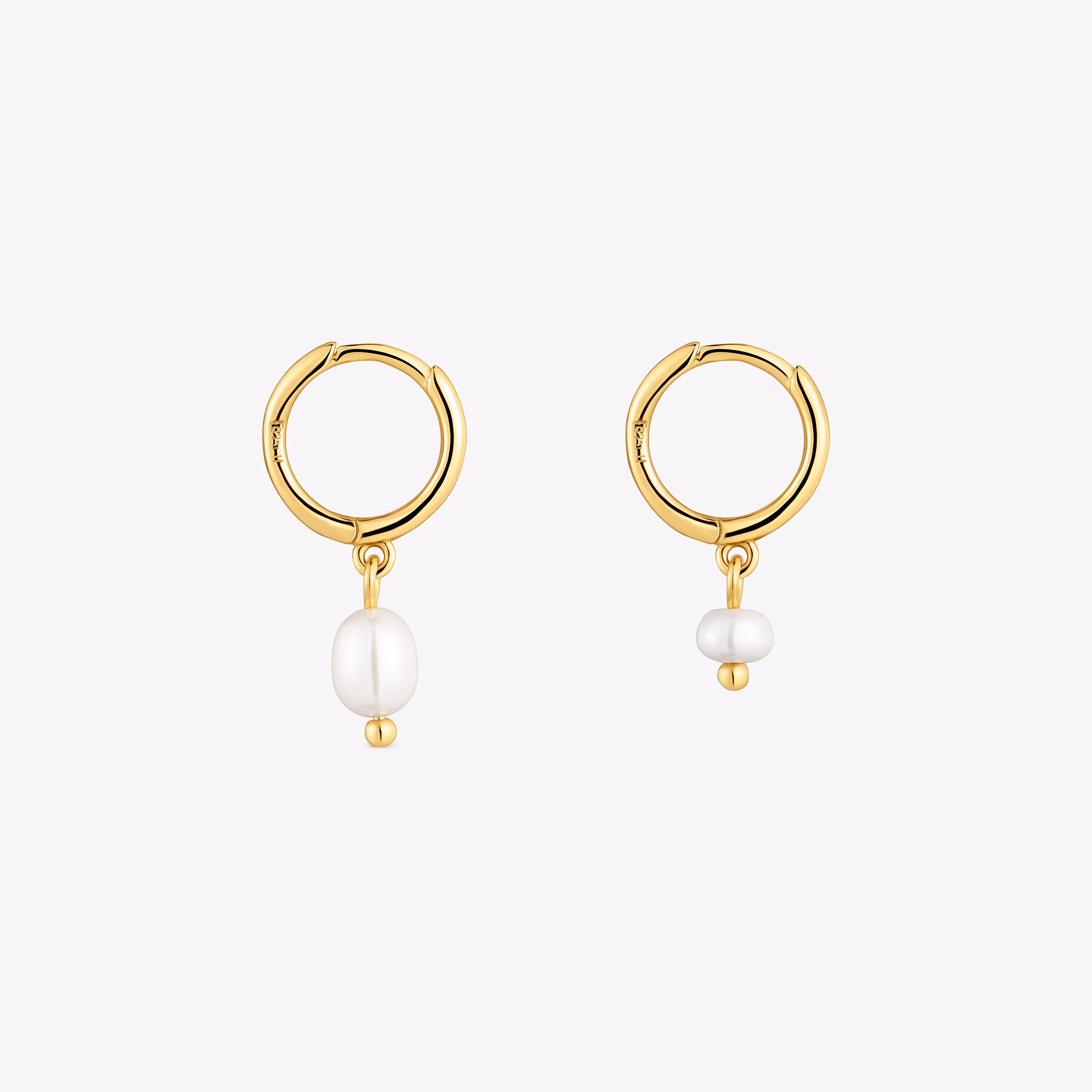 Pendientes aro cortos con baño de oro 18 kt sobre plata y perlas cultivadas Sugar Party
