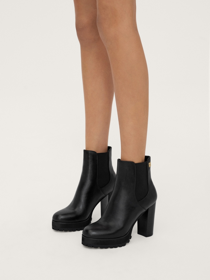Black leather booties with platform and elastics in the upper