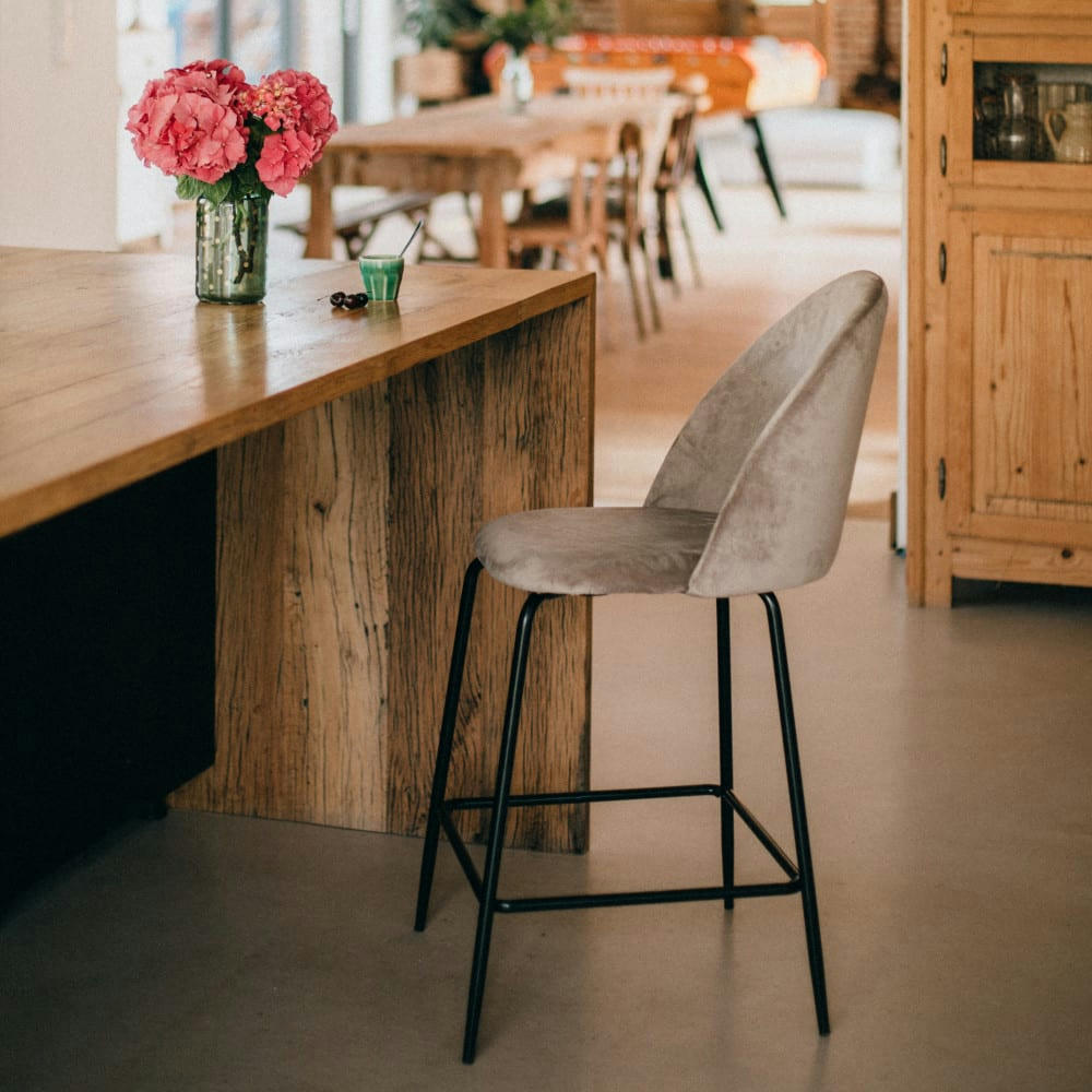 VITIKKO - Lot de 2 fauteuils de bar 65cm en velours et pieds noirs taupe