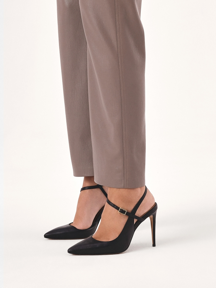 Elegant black pumps with cut-out upper