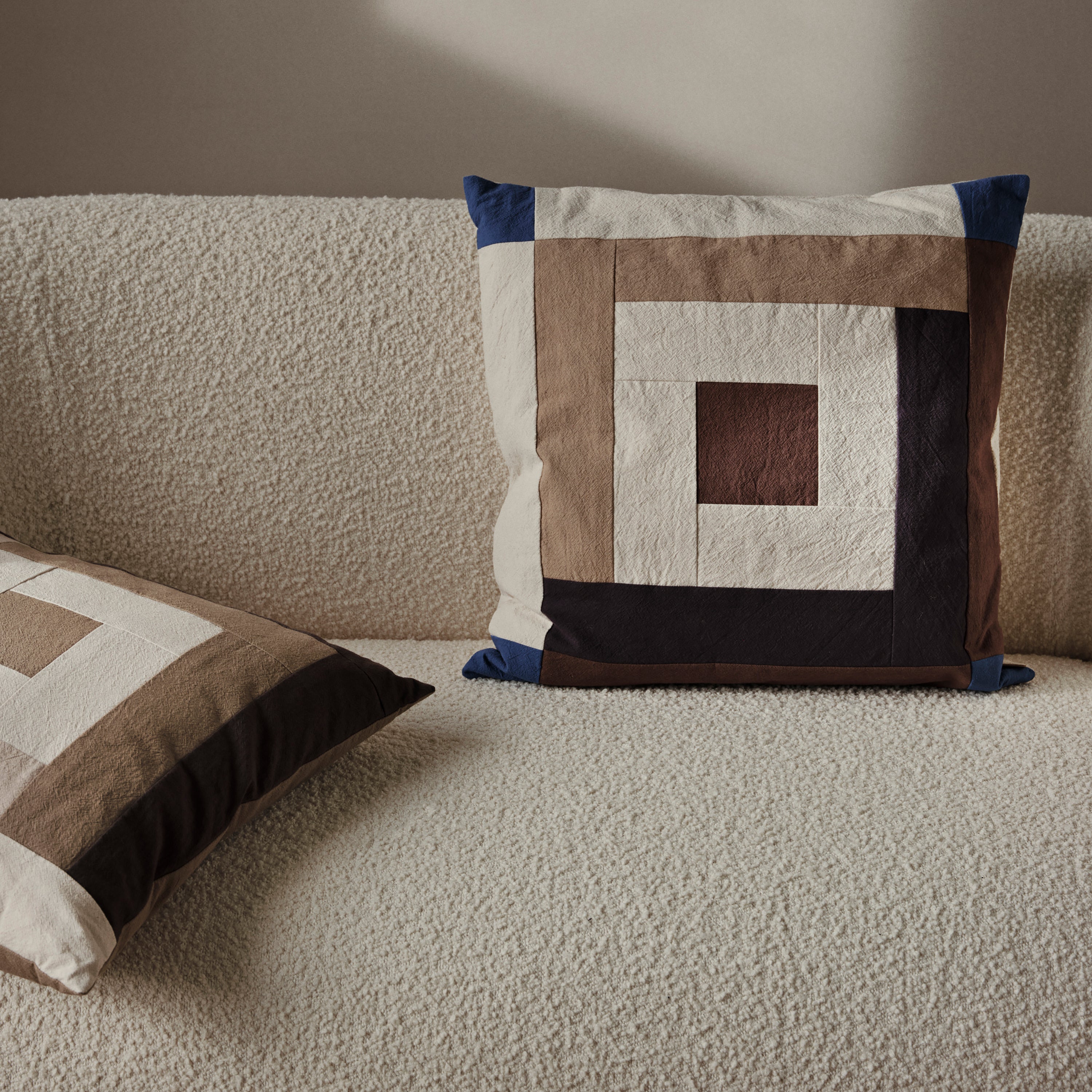 Ferm Living Border Patchwork Sierkussen - Carob Brown/Bright Blue