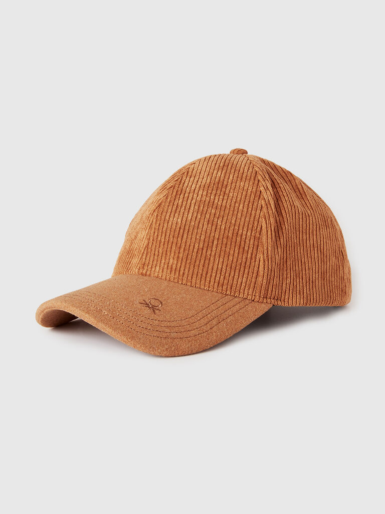 Baseball cap with logo embroidery