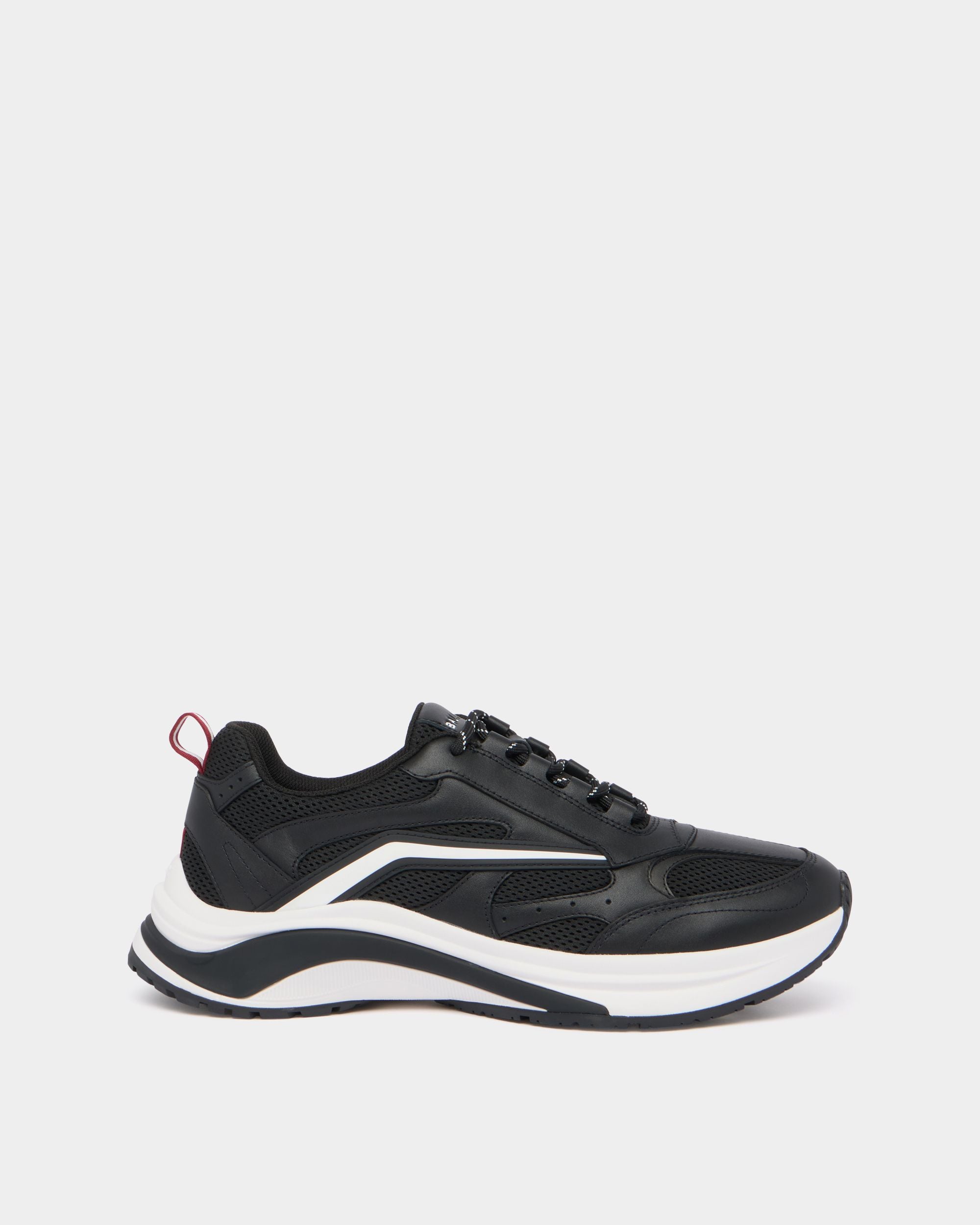 Woge Sneaker aus Leder und Textil in Schwarz und Weiß