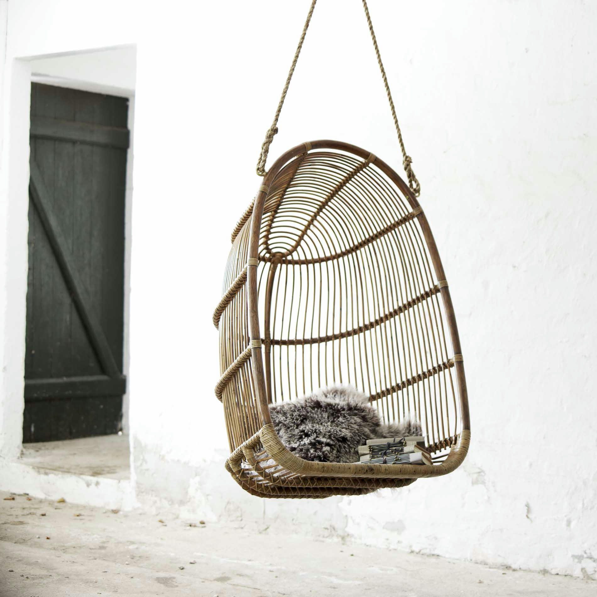 RENOIR - Fauteuil suspendu en rotin antique