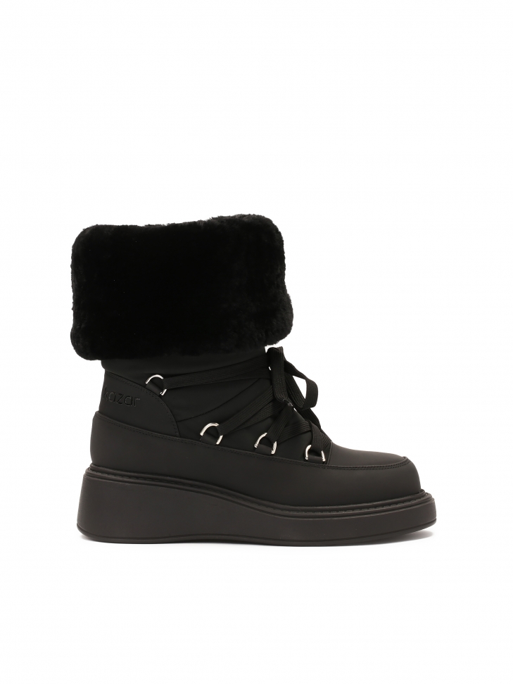 Black snow boots with sheep's wool