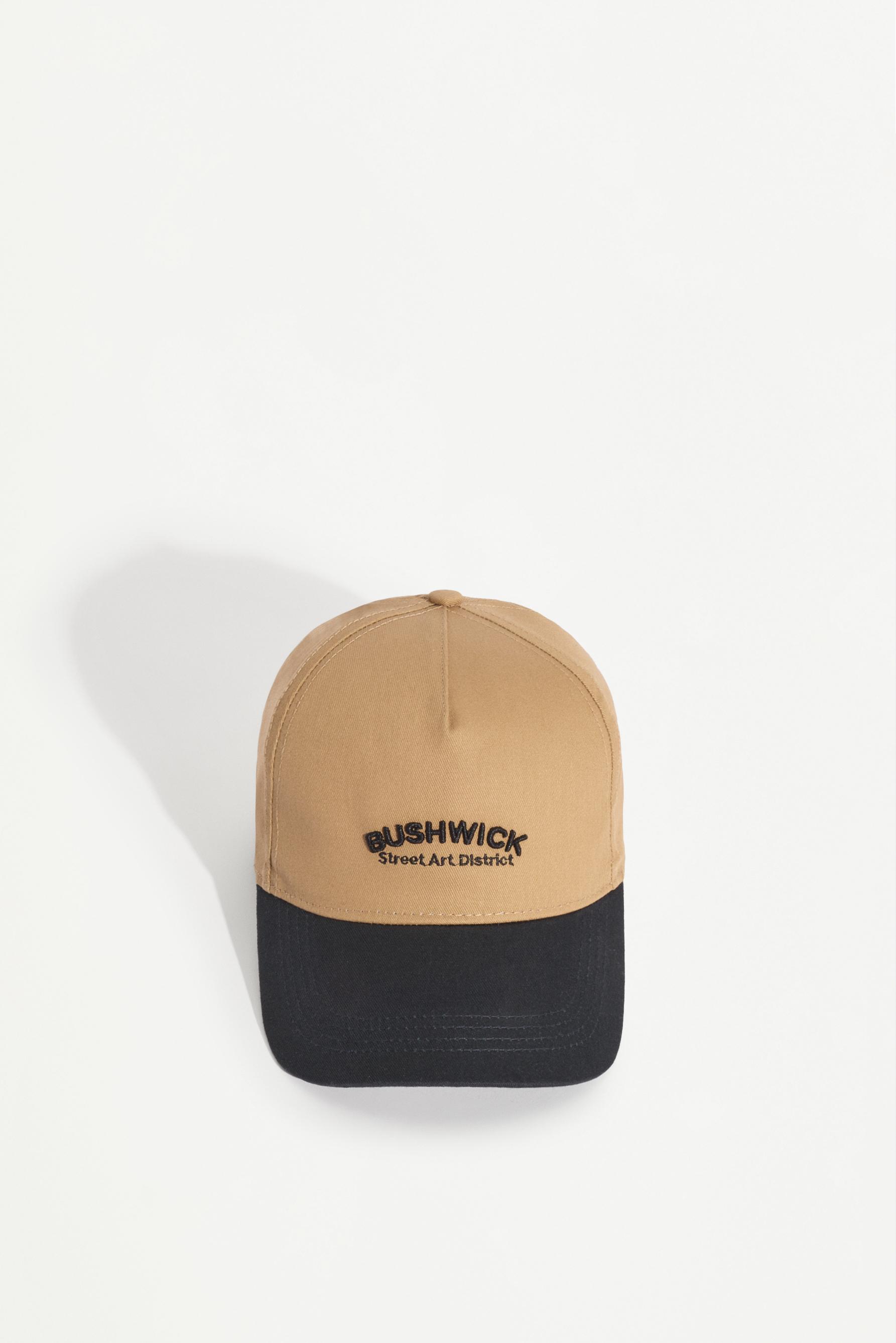 Gorra contraste bordado