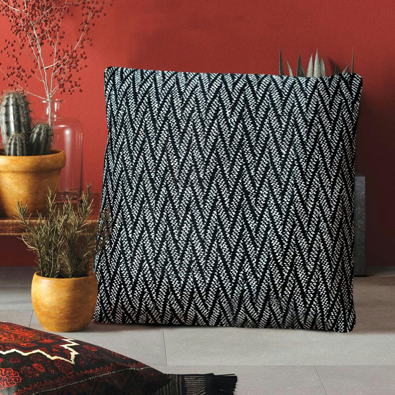 ESCAPADE - Coussin ethnique motif chevron blanc et noir 70x70