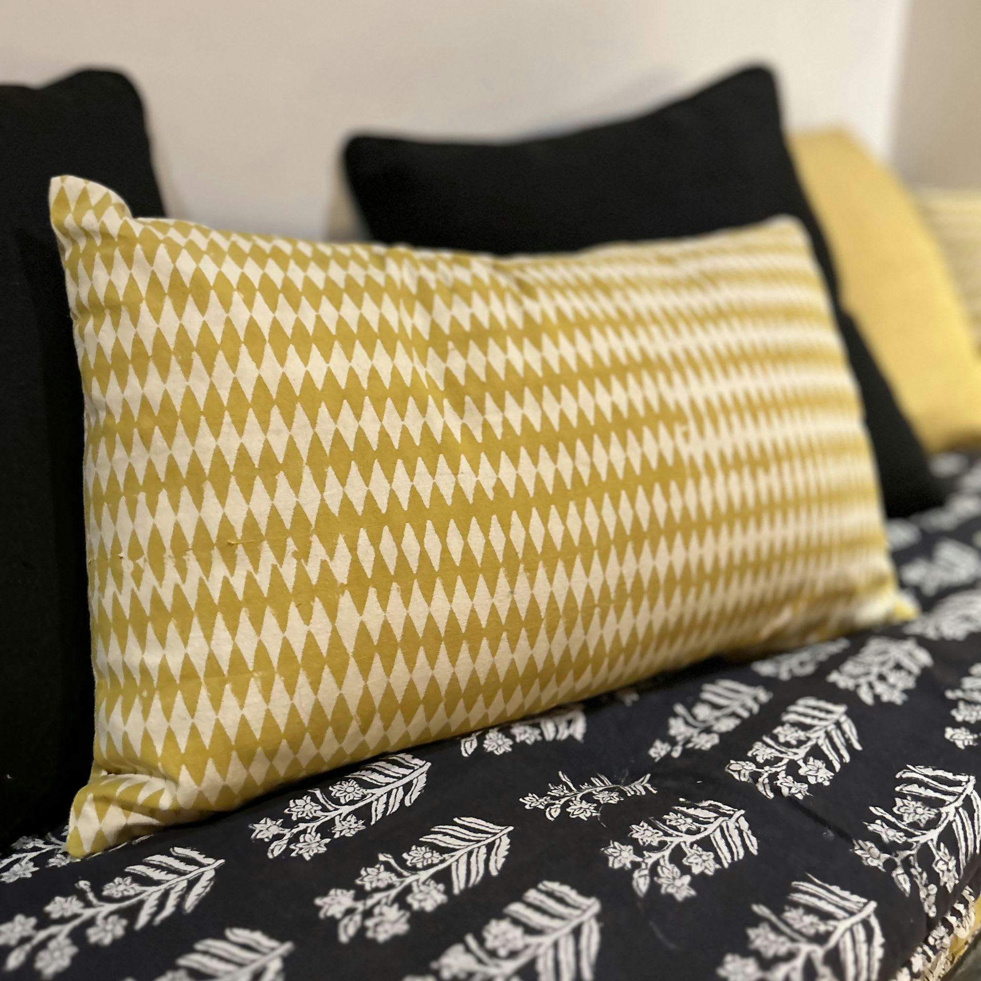 NARMADA - Coussin en coton jaune 30x50cm