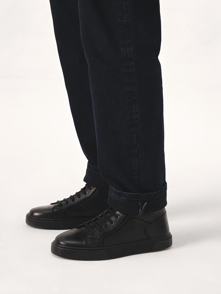 Comfortable black men's sneakers with high upper