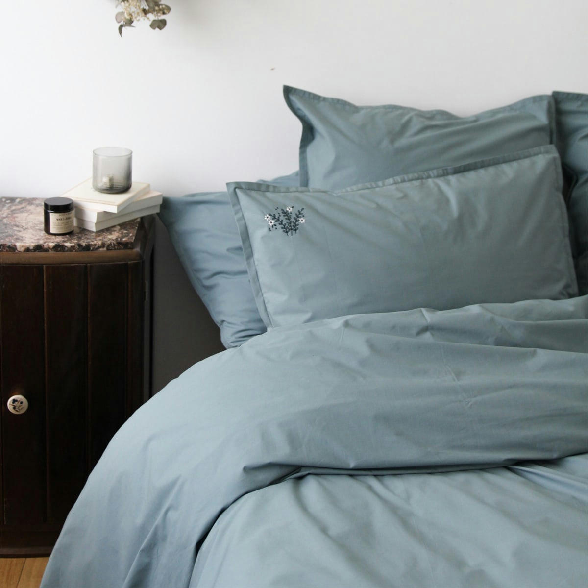 BOUQUET CÉVENNES - Taie d'oreiller brodée en percale de coton bleu 50x70