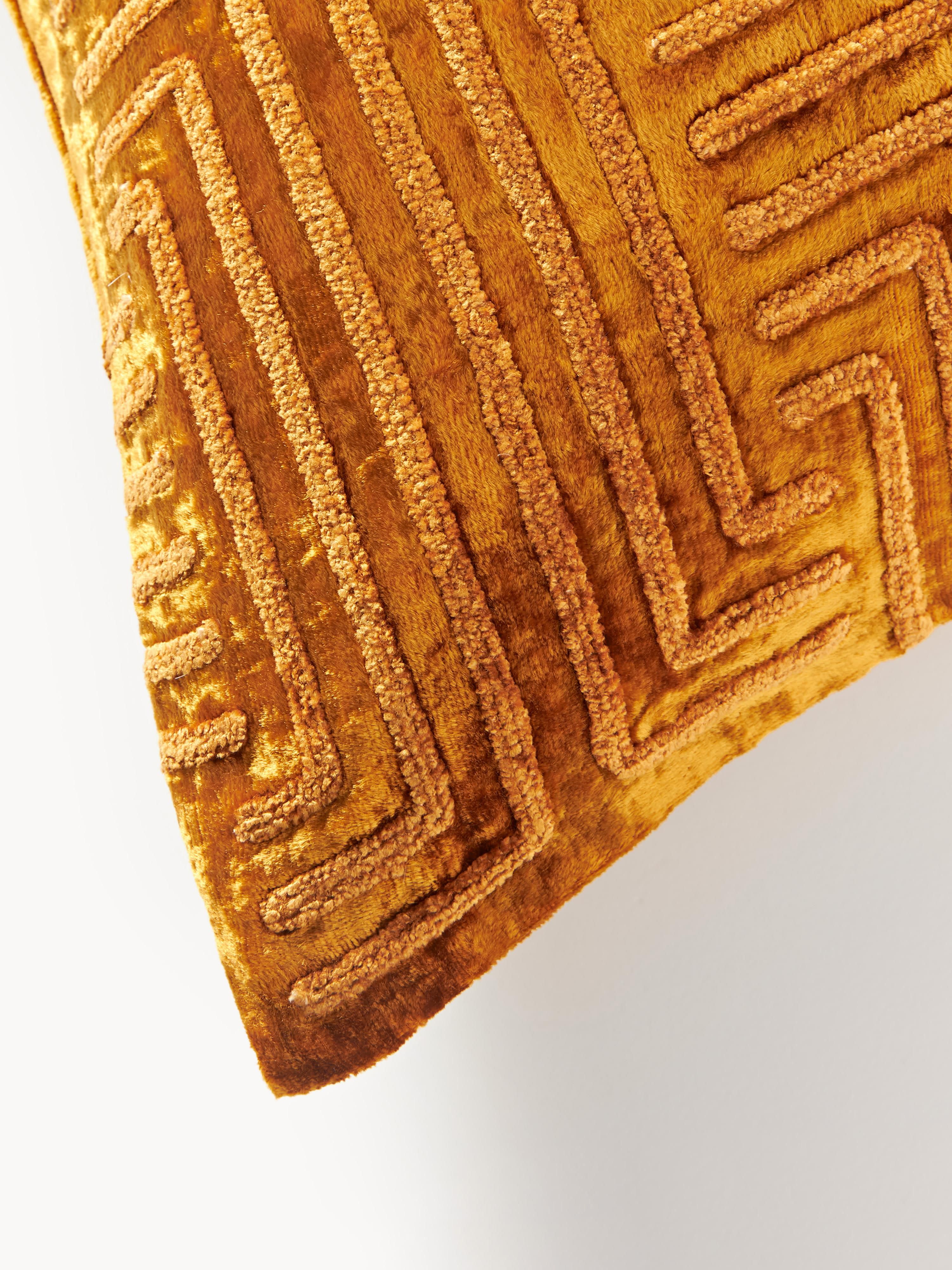 Samt-Kissenhülle Stormi mit Chenille-Stickerei