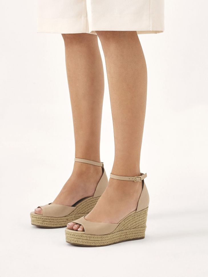 Sandals with anchor decorated with string